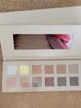 Mellow Treasure Chest Eyeshadow Palette - White & Gold